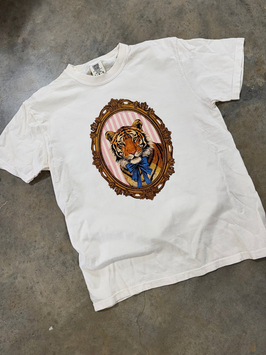 Tiger Graphic Tee Coquette | Vintage Tiger Shirt | Bow Tiger Tee | Western Boutique Shirt | Comfort Colors Graphic Tee